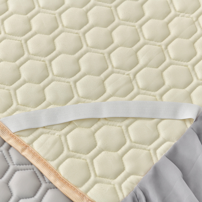 91家纺网 家纺一手货源 找家纺 畅畅家纺 2026新款凉感丝纯色双层边乳胶床裙凉席两件套三件套足球花系列 足球花-陨石灰