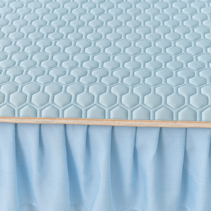 91家纺网 家纺一手货源 找家纺 畅畅家纺 2026新款凉感丝纯色双层边乳胶床裙凉席两件套三件套足球花系列 足球花-天蓝