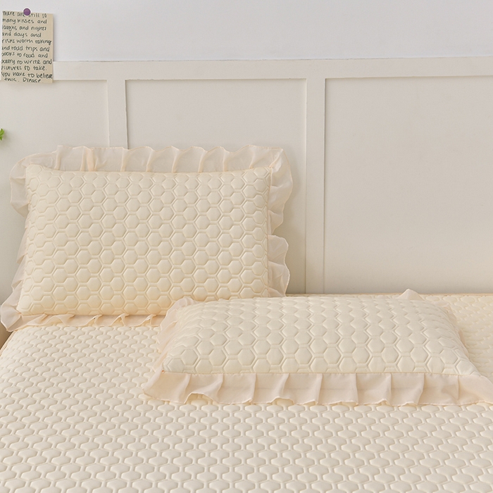 91家纺网 家纺一手货源 找家纺 畅畅家纺 2026新款凉感丝纯色双层边乳胶床裙凉席两件套三件套足球花系列 足球花-米黄