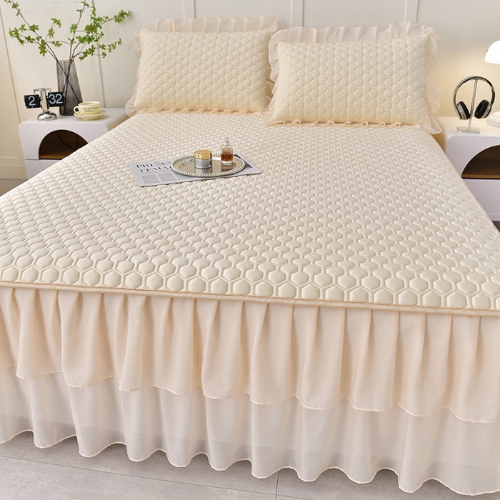 91家纺网 家纺一手货源 找家纺 畅畅家纺 2026新款凉感丝纯色双层边乳胶床裙凉席两件套三件套足球花系列 足球花-米黄