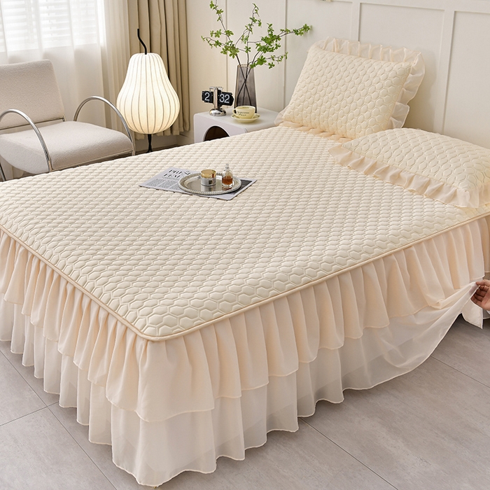 91家纺网 家纺一手货源 找家纺 畅畅家纺 2026新款凉感丝纯色双层边乳胶床裙凉席两件套三件套足球花系列 足球花-米黄