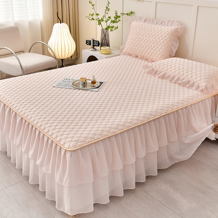 91家纺网 家纺一手货源 找家纺 畅畅家纺 2026新款凉感丝纯色双层边乳胶床裙凉席两件套三件套足球花系列 足球花-香妃粉