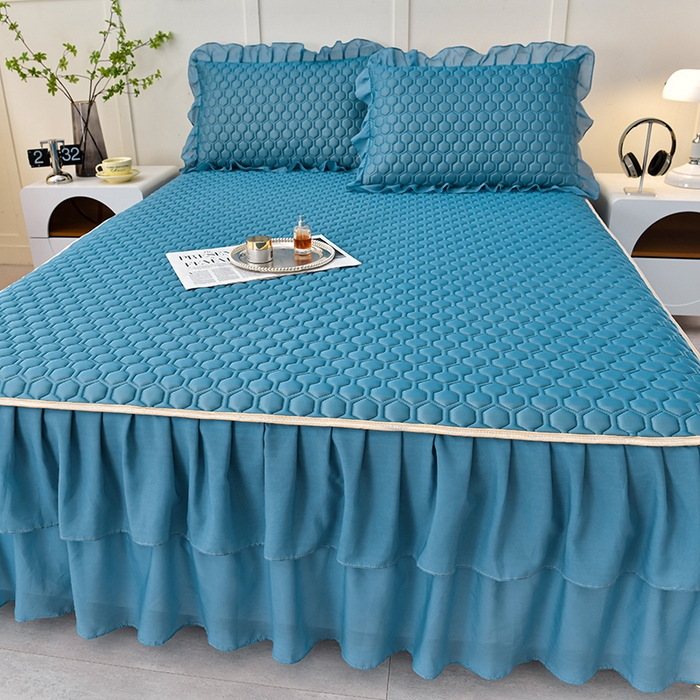 91家纺网 家纺一手货源 找家纺 畅畅家纺 2026新款凉感丝纯色双层边乳胶床裙凉席两件套三件套足球花系列 足球花-宾利蓝