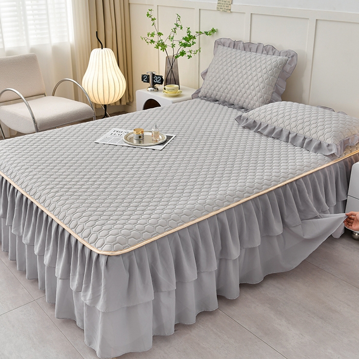 91家纺网 家纺一手货源 找家纺 畅畅家纺 2026新款凉感丝纯色双层边乳胶床裙凉席两件套三件套足球花系列 足球花-陨石灰