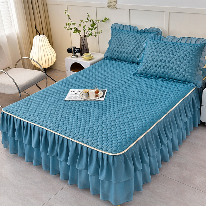 91家纺网 家纺一手货源 找家纺 畅畅家纺 2026新款凉感丝纯色双层边乳胶床裙凉席两件套三件套足球花系列 足球花-宾利蓝