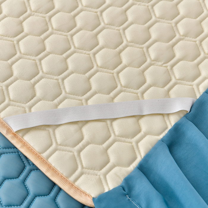 91家纺网 家纺一手货源 找家纺 畅畅家纺 2026新款凉感丝纯色双层边乳胶床裙凉席两件套三件套足球花系列 足球花-宾利蓝