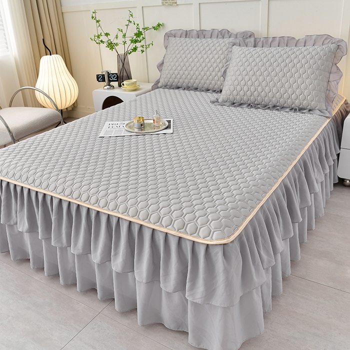 91家纺网 家纺一手货源 找家纺 畅畅家纺 2026新款凉感丝纯色双层边乳胶床裙凉席两件套三件套足球花系列 足球花-陨石灰