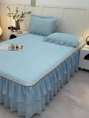 91家纺网 家纺一手货源 找家纺 畅畅家纺 2026新款凉感丝纯色双层边乳胶床裙凉席两件套三件套足球花系列 足球花-宾利蓝