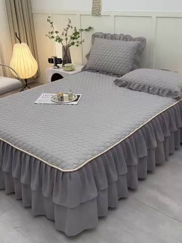 91家纺网 家纺一手货源 找家纺 畅畅家纺 2026新款凉感丝纯色双层边乳胶床裙凉席两件套三件套足球花系列 足球花-陨石灰