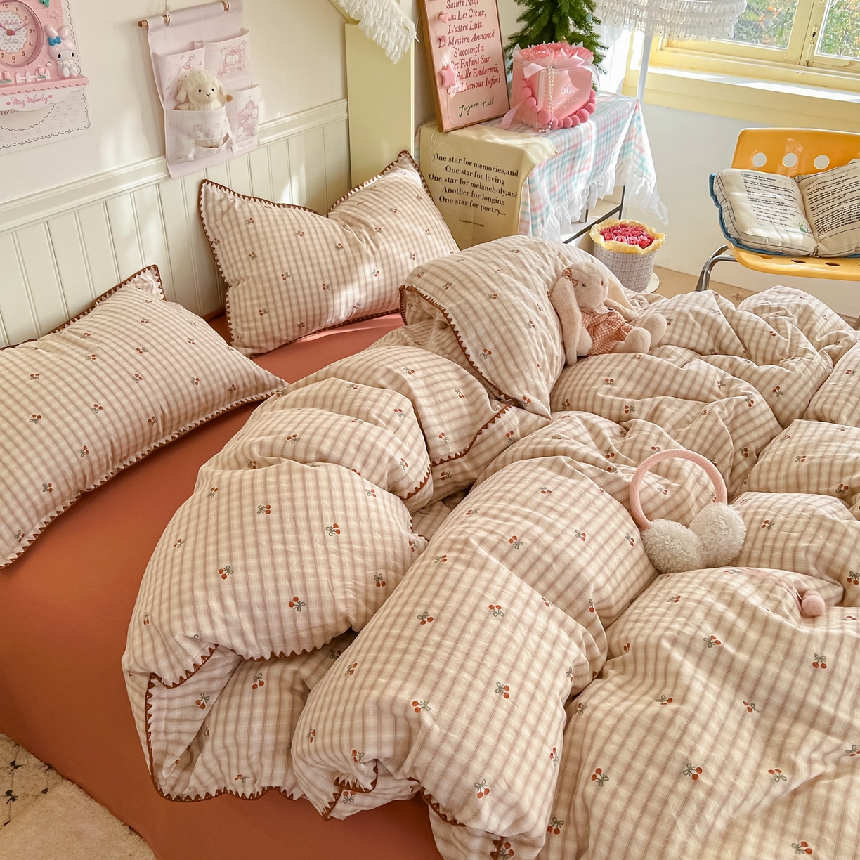 91家纺网 家纺一手货源 找家纺 金丝鸟家纺 2026新款全棉纯棉双层纱贝壳边款四件套 纽约樱桃 咖