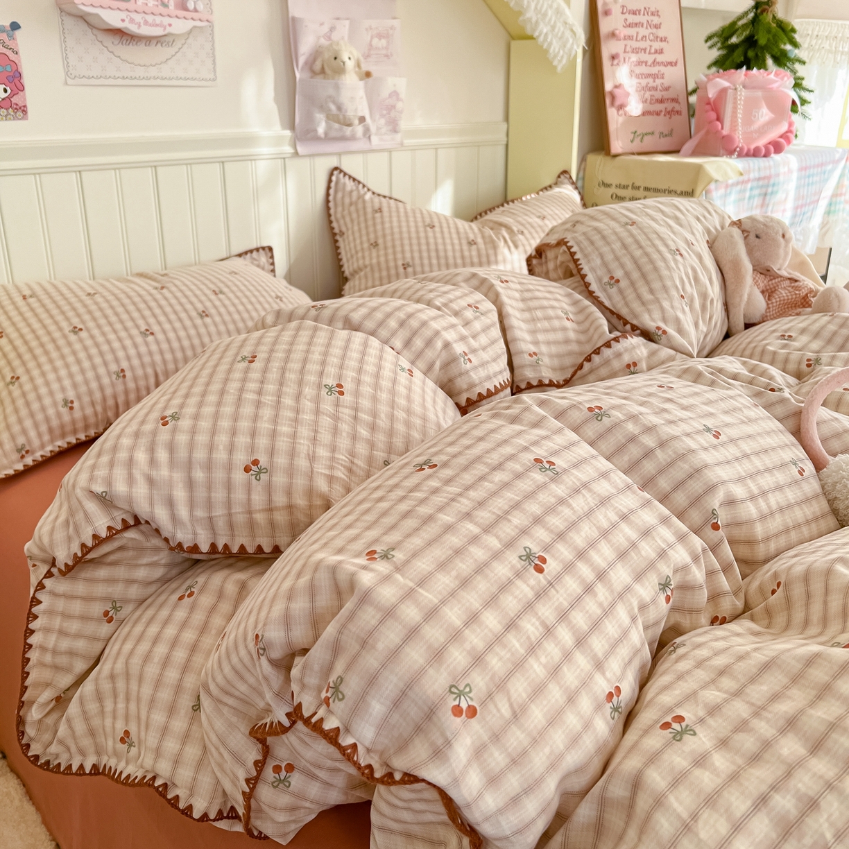 91家纺网 家纺一手货源 找家纺 金丝鸟家纺 2026新款全棉纯棉双层纱贝壳边款四件套 纽约樱桃 咖