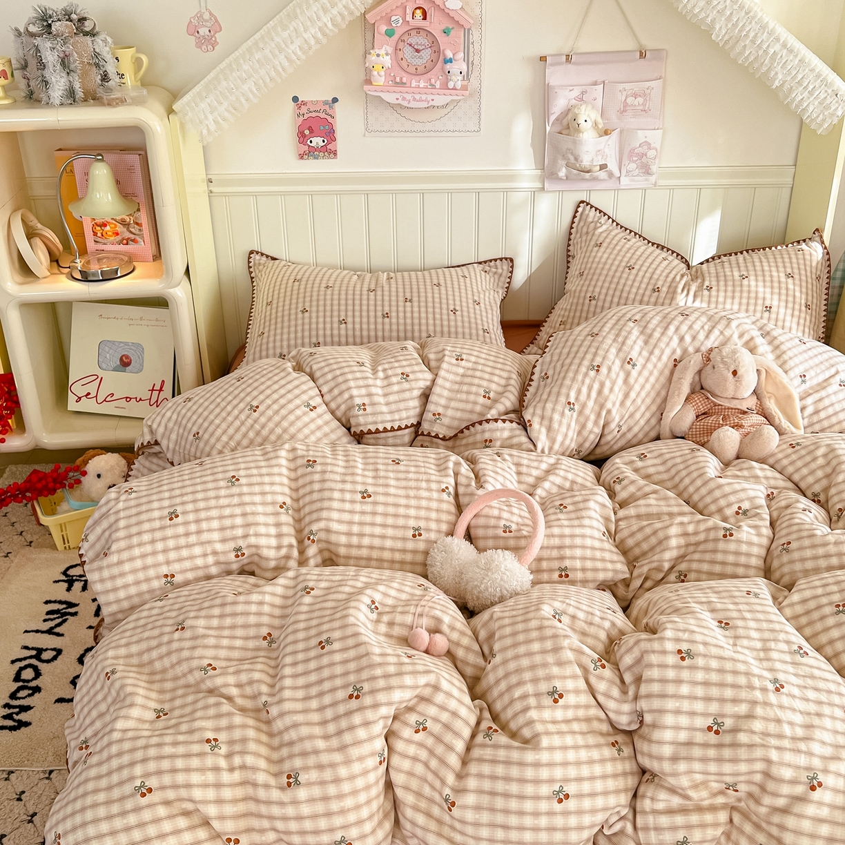 91家纺网 家纺一手货源 找家纺 金丝鸟家纺 2026新款全棉纯棉双层纱贝壳边款四件套 纽约樱桃 咖