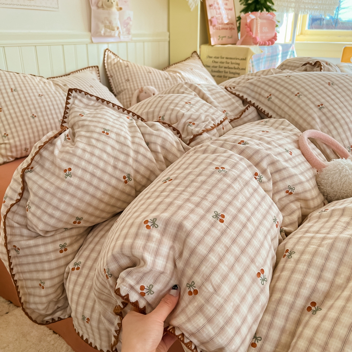 91家纺网 家纺一手货源 找家纺 金丝鸟家纺 2026新款全棉纯棉双层纱贝壳边款四件套 纽约樱桃 咖