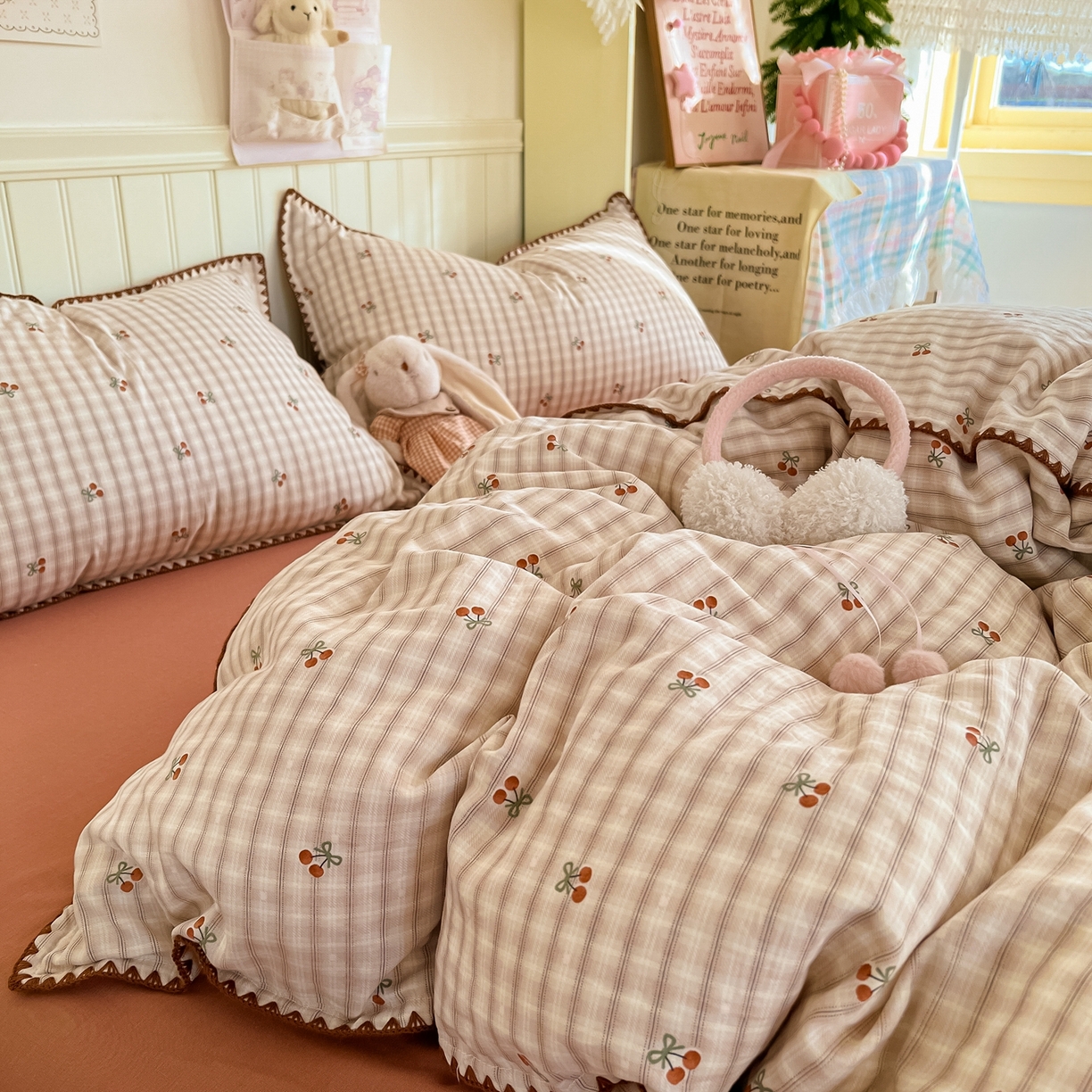 91家纺网 家纺一手货源 找家纺 金丝鸟家纺 2026新款全棉纯棉双层纱贝壳边款四件套 纽约樱桃 咖