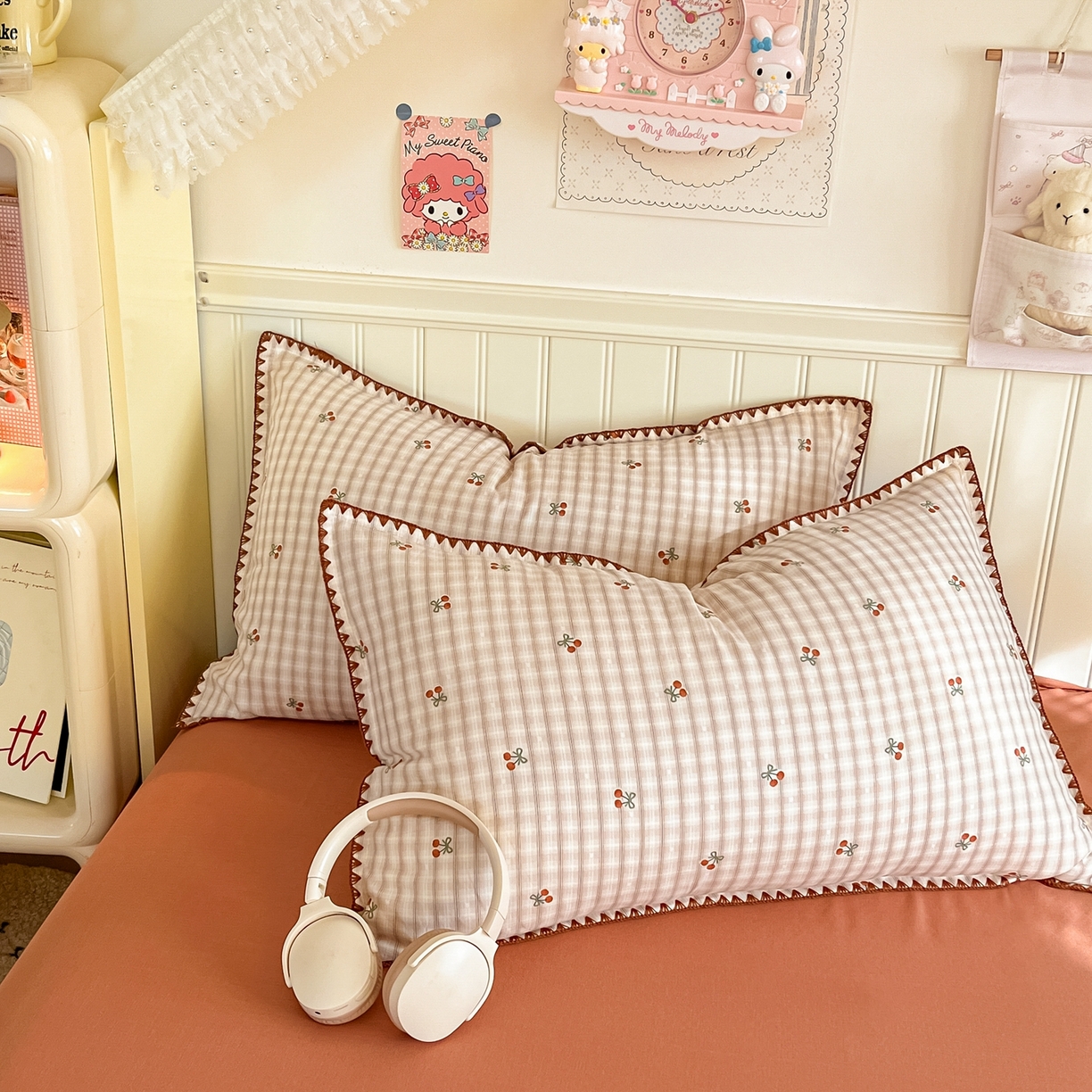 91家纺网 家纺一手货源 找家纺 金丝鸟家纺 2026新款全棉纯棉双层纱贝壳边款四件套 纽约樱桃 咖