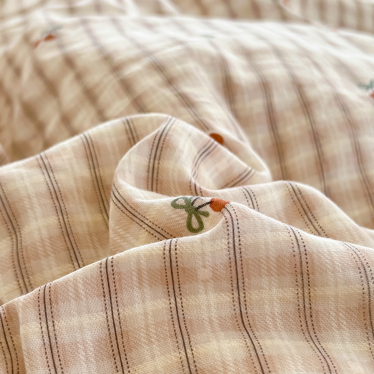 91家纺网 家纺一手货源 找家纺 金丝鸟家纺 2026新款全棉纯棉双层纱贝壳边款四件套 纽约樱桃 咖