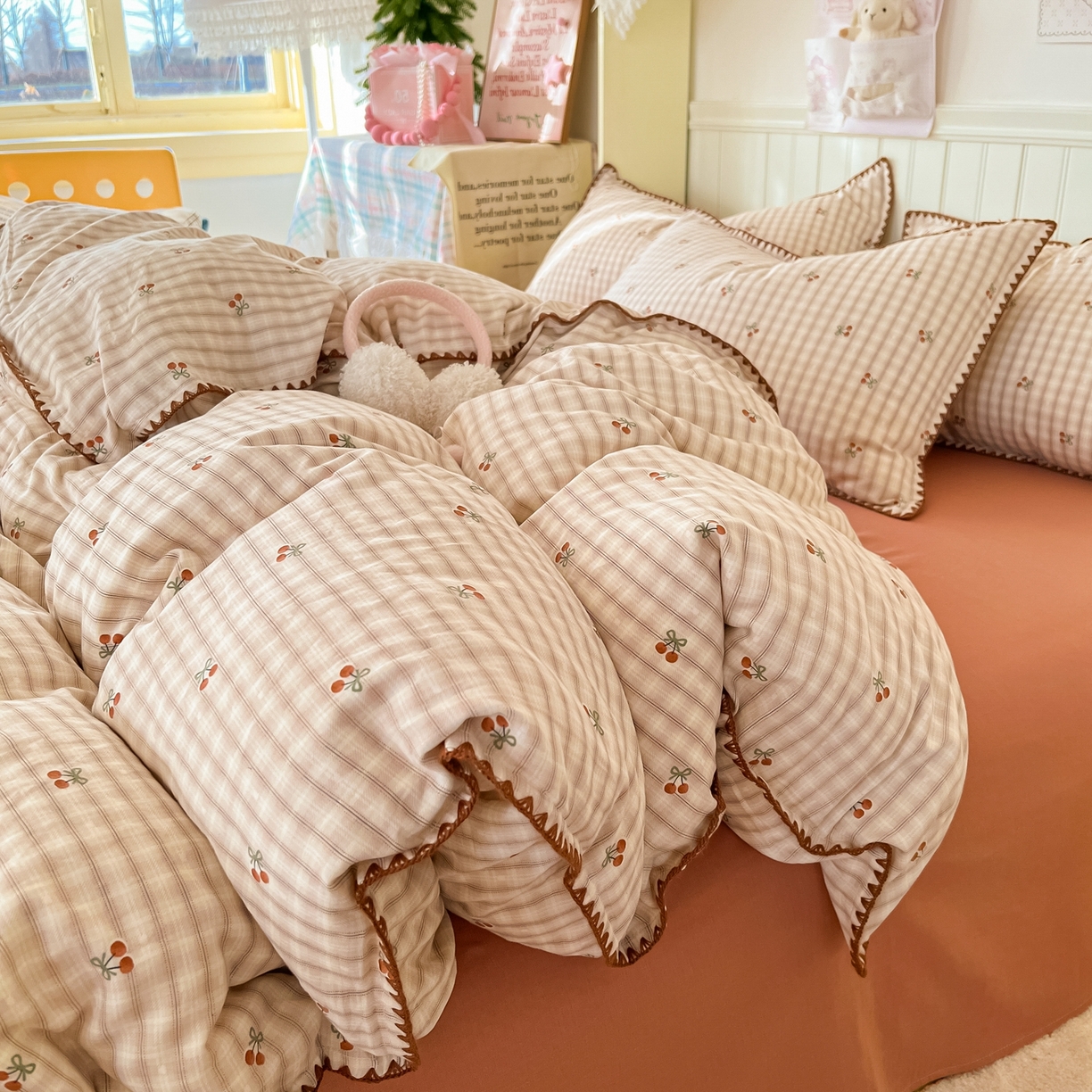 91家纺网 家纺一手货源 找家纺 金丝鸟家纺 2026新款全棉纯棉双层纱贝壳边款四件套 纽约樱桃 咖