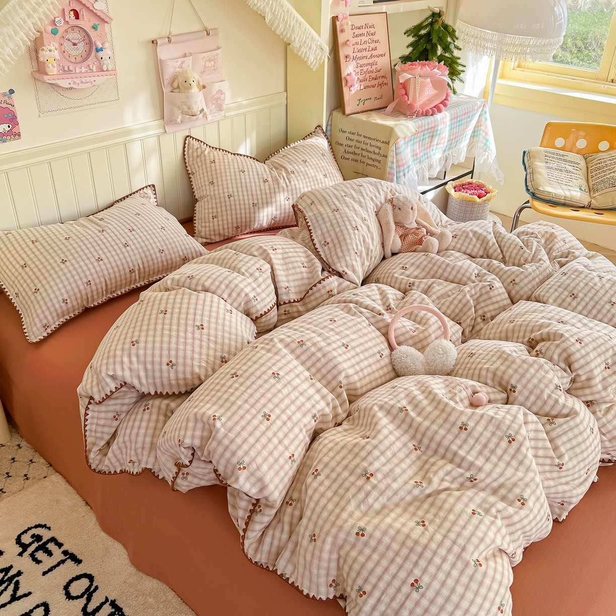 91家纺网 家纺一手货源 找家纺 金丝鸟家纺 2026新款全棉纯棉双层纱贝壳边款四件套 纽约樱桃 咖