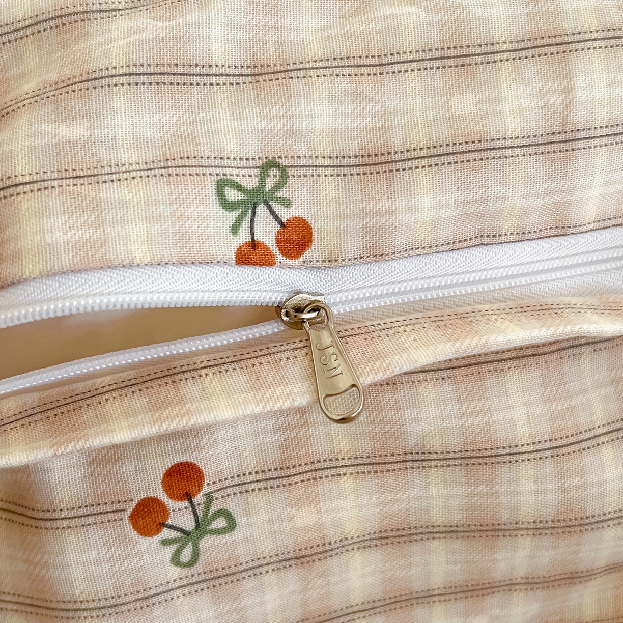 91家纺网 家纺一手货源 找家纺 金丝鸟家纺 2026新款全棉纯棉双层纱贝壳边款四件套 纽约樱桃 咖