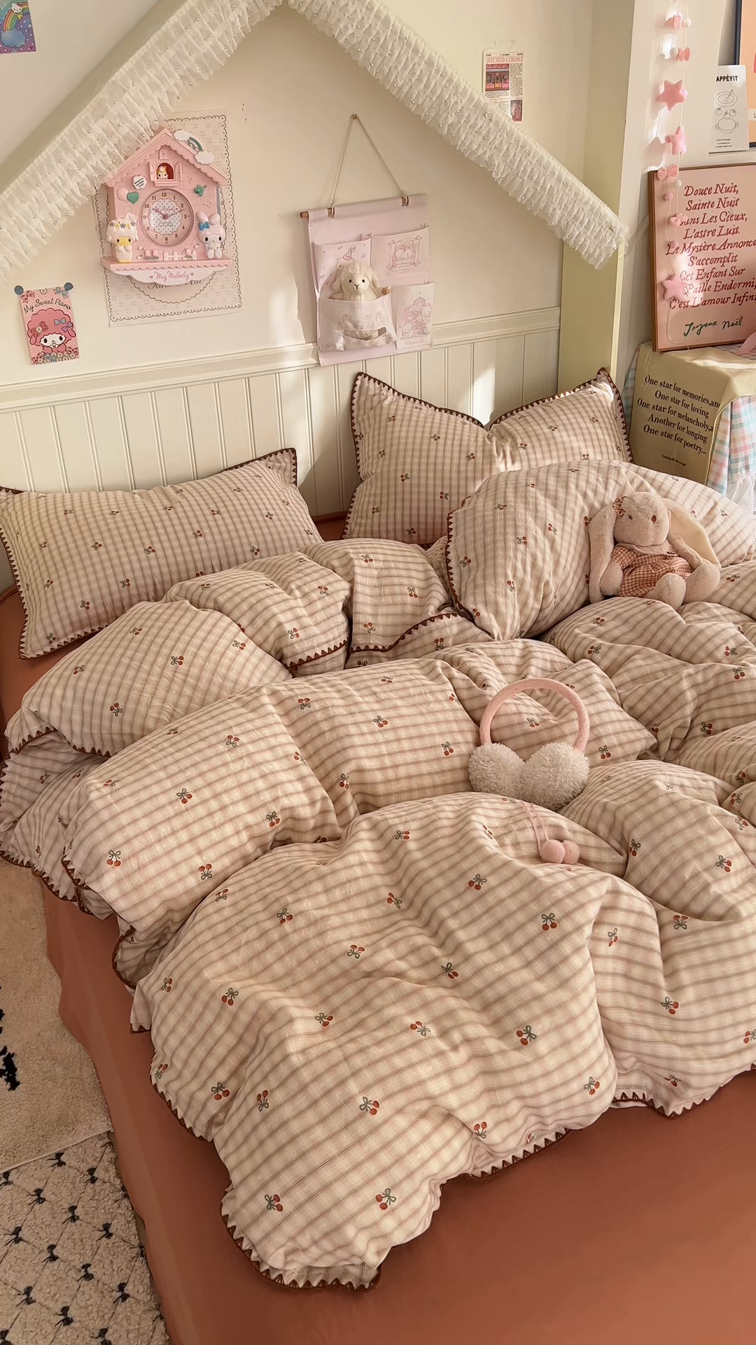 91家纺网 家纺一手货源 找家纺 金丝鸟家纺 2026新款全棉纯棉双层纱贝壳边款四件套 纽约樱桃 咖