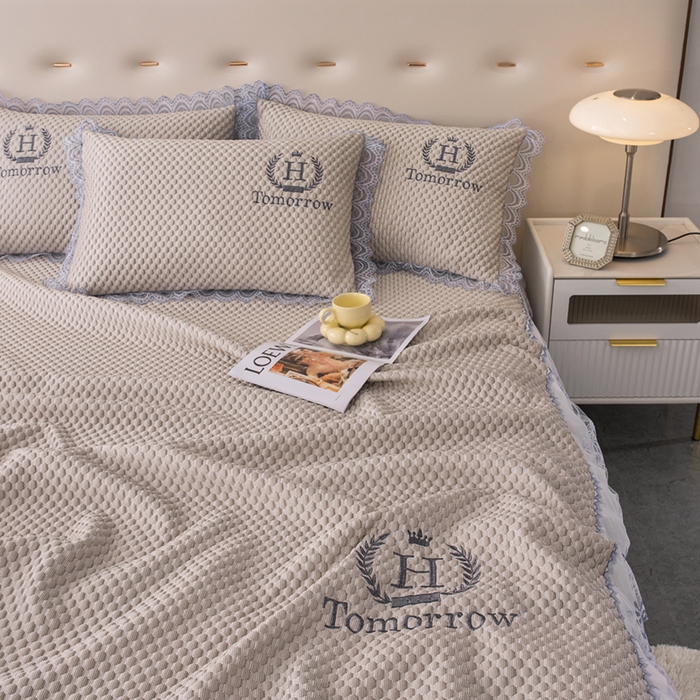 91家纺网 家纺一手货源 找家纺 优姿家纺 2025新款500克冰豆豆床裙凉席三件套 奶油咖