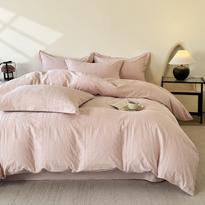 91家纺网 家纺一手货源 找家纺 宜家坊 2026新款全棉60S长绒棉立体厚织提花单被套 花漾甜心-唯美粉