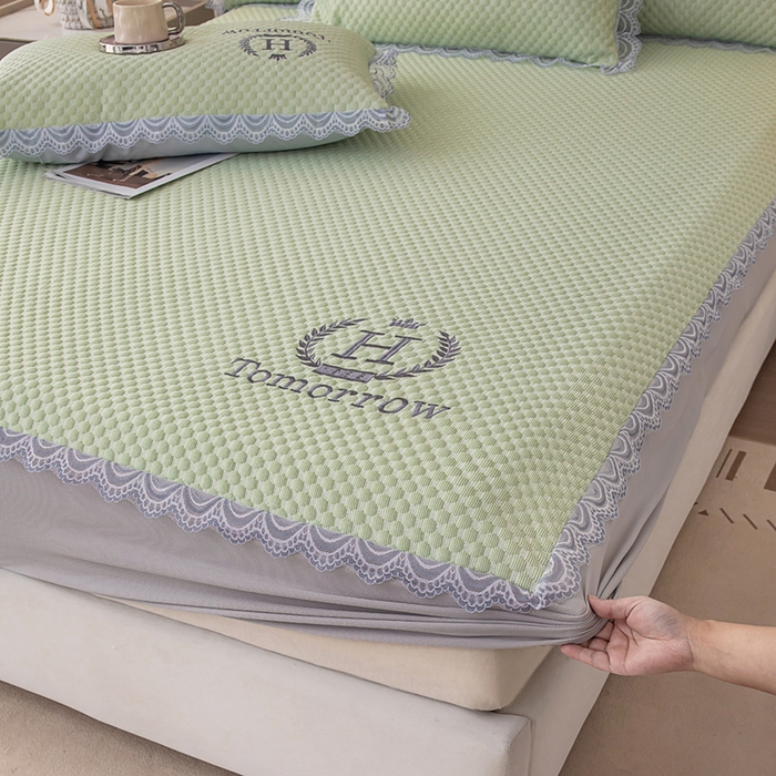 91家纺网 家纺一手货源 找家纺 优姿家纺 2025新款500克豆豆席子凉席床笠款三件套 青春绿