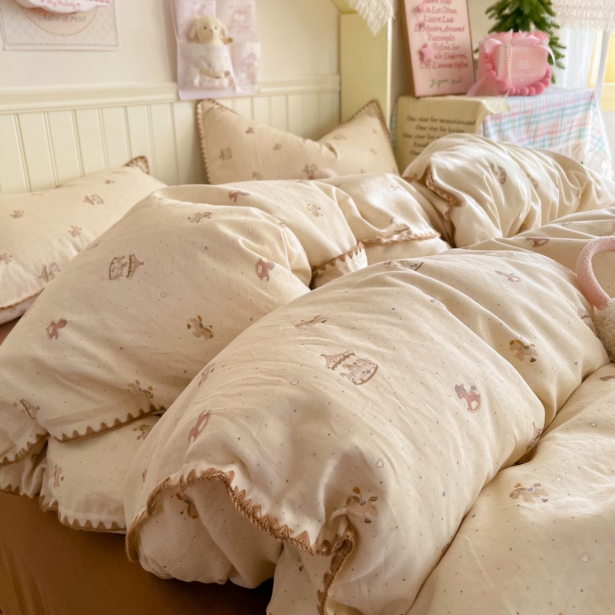 91家纺网 家纺一手货源 找家纺 金丝鸟家纺 2026新款全棉纯棉双层纱贝壳边款四件套 时光木马