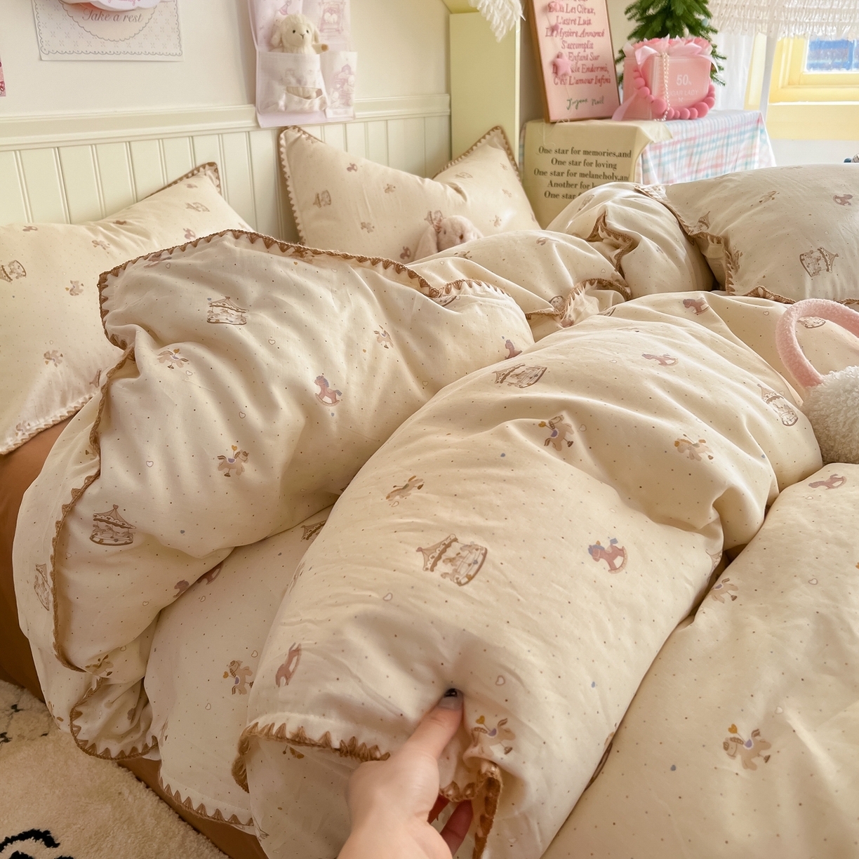 91家纺网 家纺一手货源 找家纺 金丝鸟家纺 2026新款全棉纯棉双层纱贝壳边款四件套 时光木马