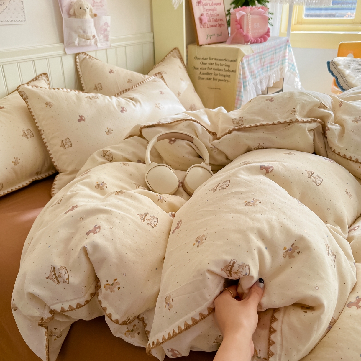 91家纺网 家纺一手货源 找家纺 金丝鸟家纺 2026新款全棉纯棉双层纱贝壳边款四件套 时光木马