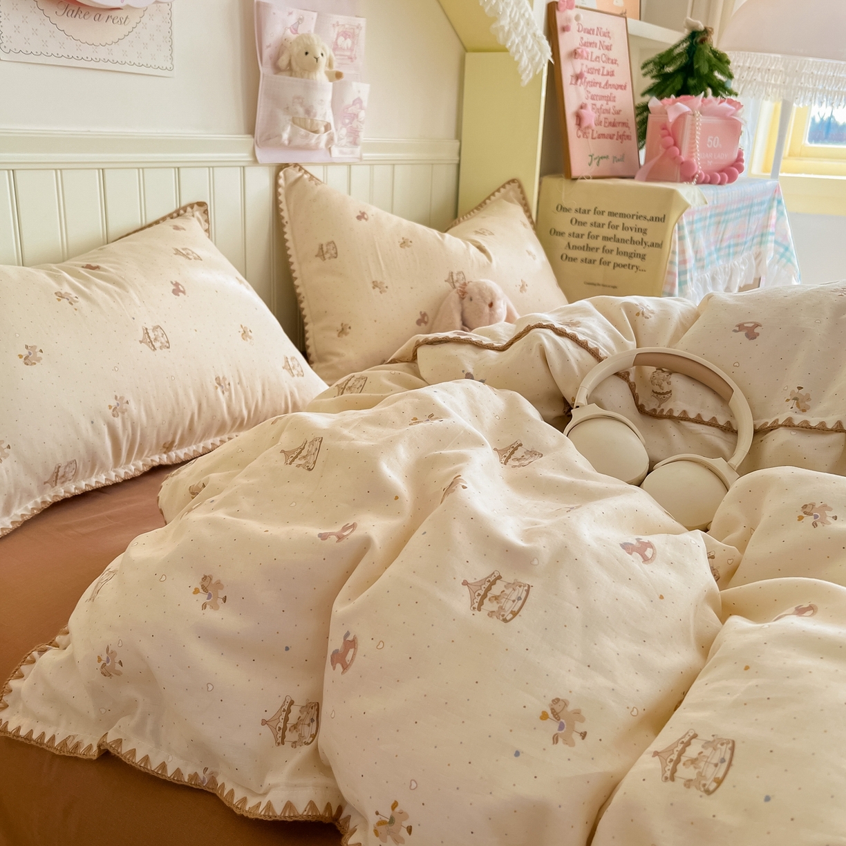 91家纺网 家纺一手货源 找家纺 金丝鸟家纺 2026新款全棉纯棉双层纱贝壳边款四件套 时光木马