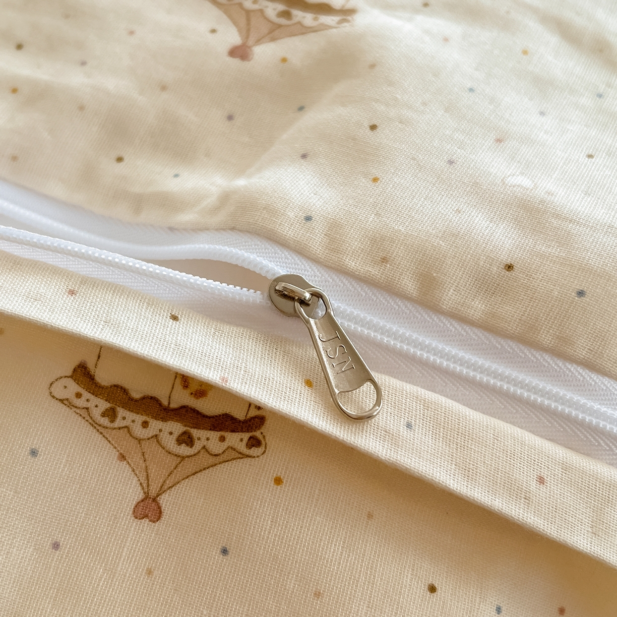 91家纺网 家纺一手货源 找家纺 金丝鸟家纺 2026新款全棉纯棉双层纱贝壳边款四件套 时光木马