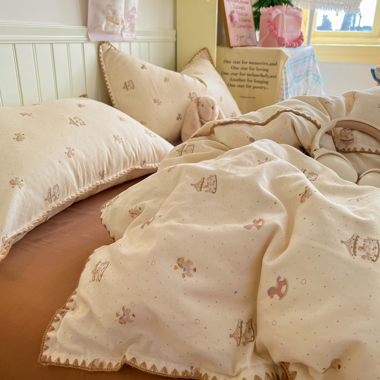 91家纺网 家纺一手货源 找家纺 金丝鸟家纺 2026新款全棉纯棉双层纱贝壳边款四件套 时光木马