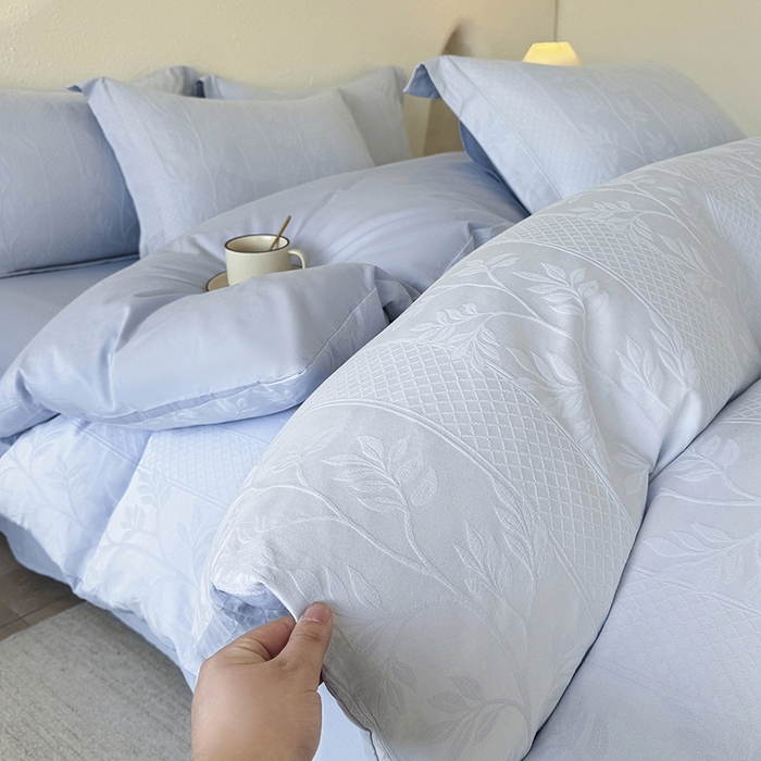 91家纺网 家纺一手货源 找家纺 宜家坊 2026新款全棉60S长绒棉立体厚织提花单被套 芊芊叶语-云水蓝