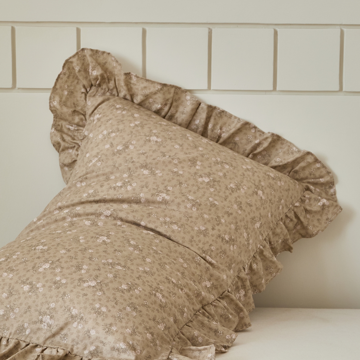 91家纺网 家纺一手货源 找家纺 百寐 2026全棉双层纱A类纯棉纱布花边加大50*80枕套48*74/40*60枕芯保护套 典雅茶韵