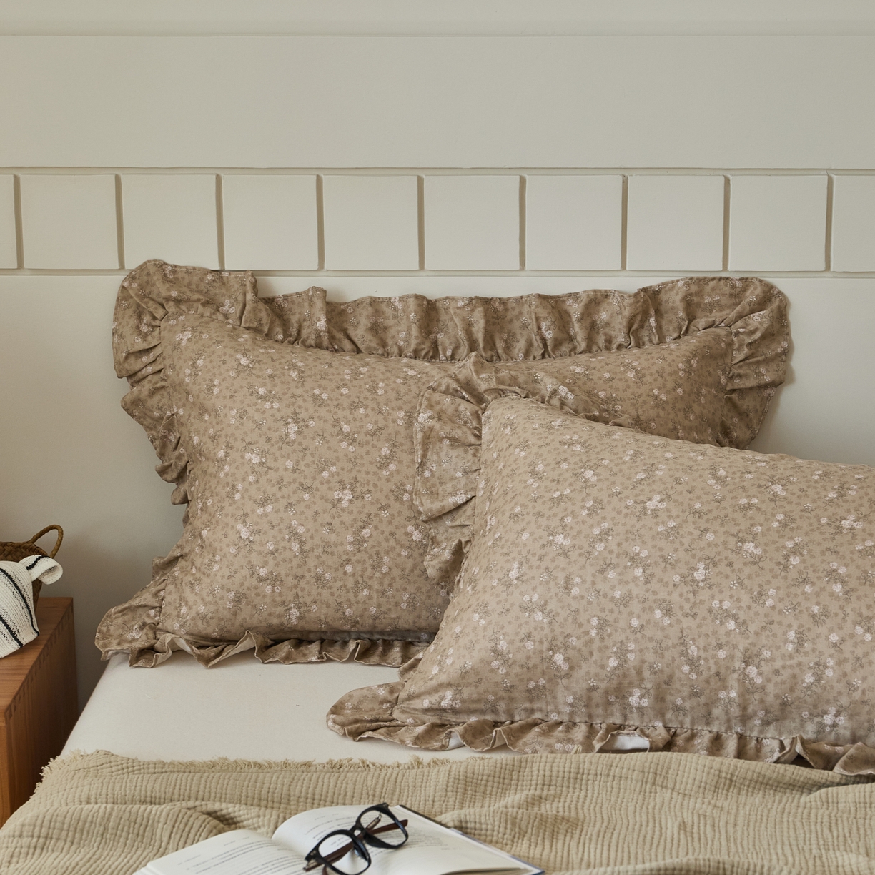 91家纺网 家纺一手货源 找家纺 百寐 2026全棉双层纱A类纯棉纱布花边加大50*80枕套48*74/40*60枕芯保护套 典雅茶韵