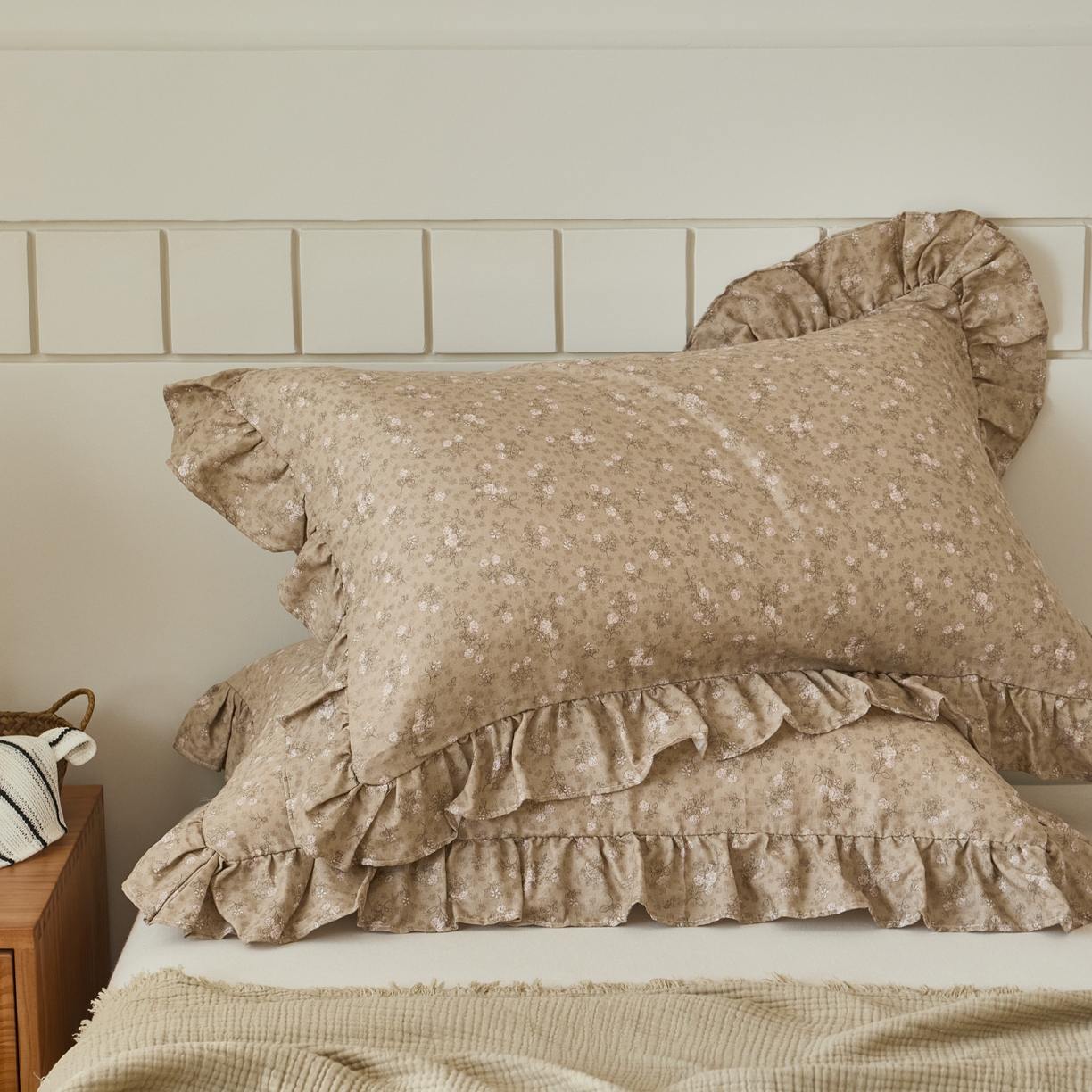 91家纺网 家纺一手货源 找家纺 百寐 2026全棉双层纱A类纯棉纱布花边加大50*80枕套48*74/40*60枕芯保护套 典雅茶韵