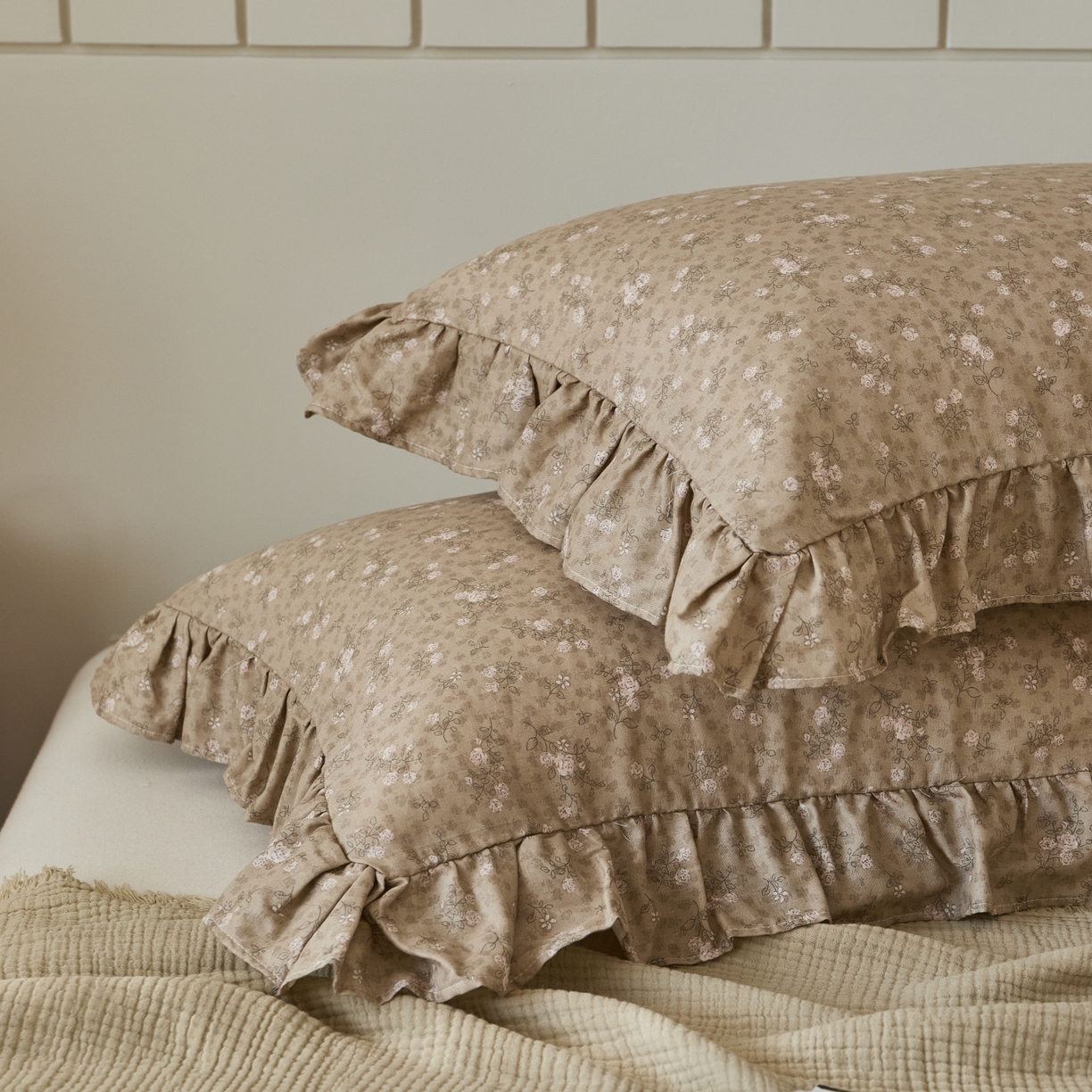 91家纺网 家纺一手货源 找家纺 百寐 2026全棉双层纱A类纯棉纱布花边加大50*80枕套48*74/40*60枕芯保护套 典雅茶韵