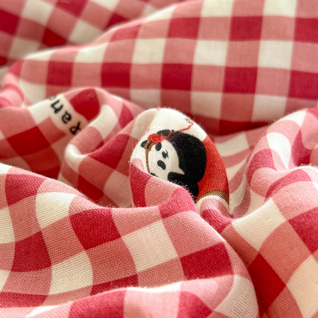 91家纺网 家纺一手货源 找家纺 金丝鸟家纺 2026新款全棉纯棉双层纱贝壳边款四件套 熊猫果果