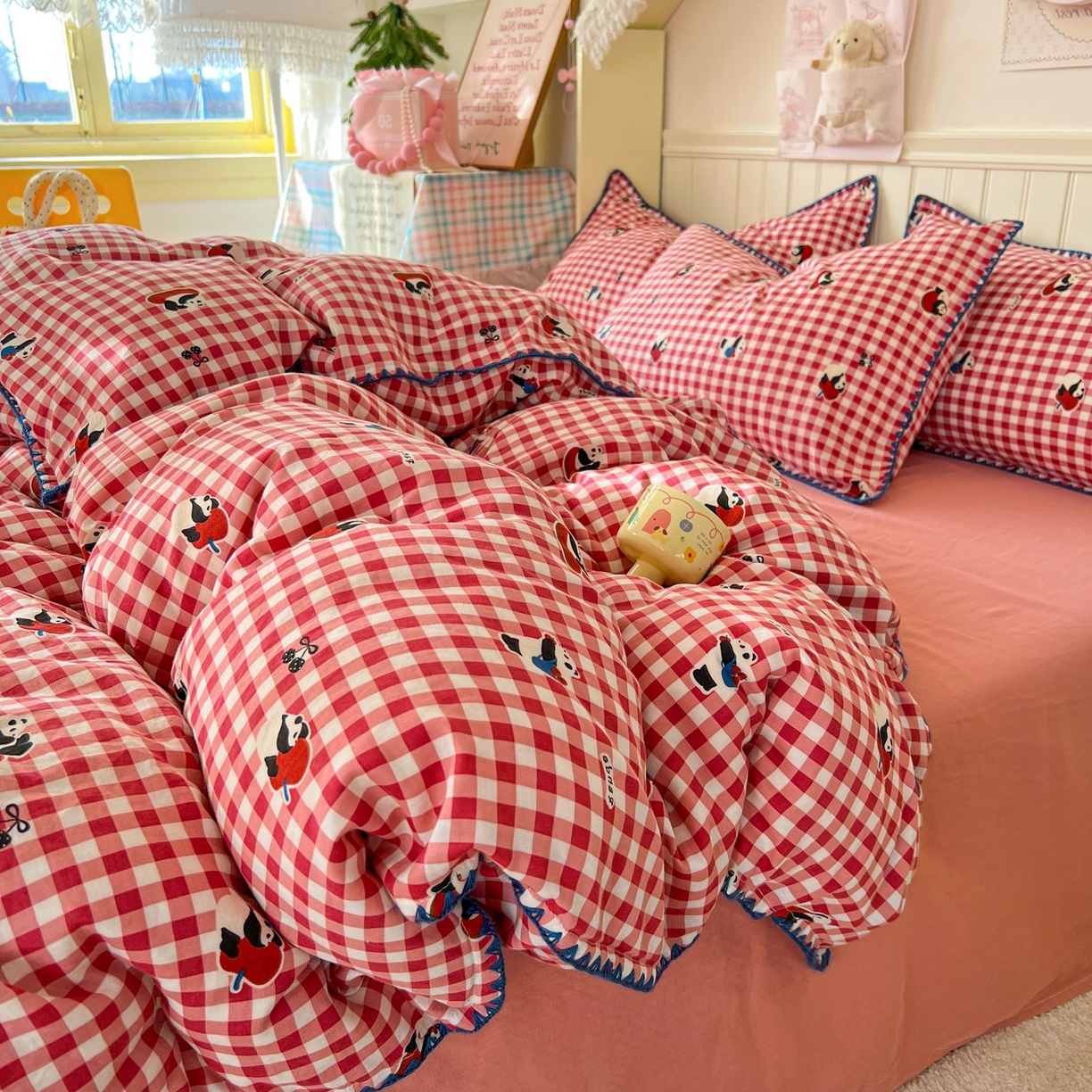 91家纺网 家纺一手货源 找家纺 金丝鸟家纺 2026新款全棉纯棉双层纱贝壳边款四件套 熊猫果果