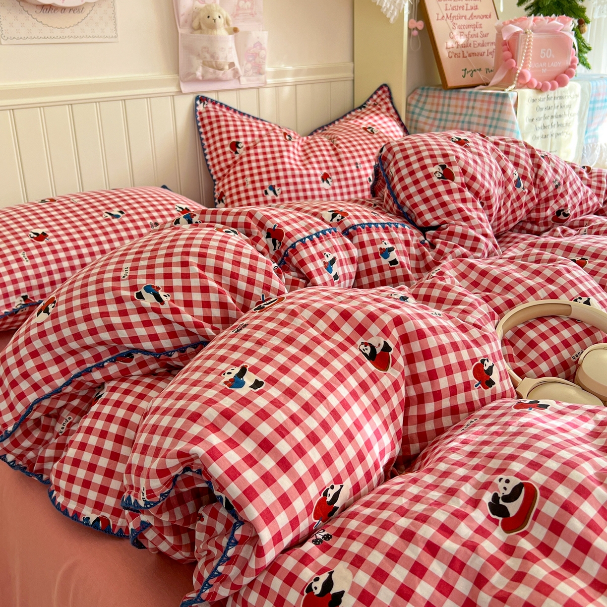 91家纺网 家纺一手货源 找家纺 金丝鸟家纺 2026新款全棉纯棉双层纱贝壳边款四件套 熊猫果果