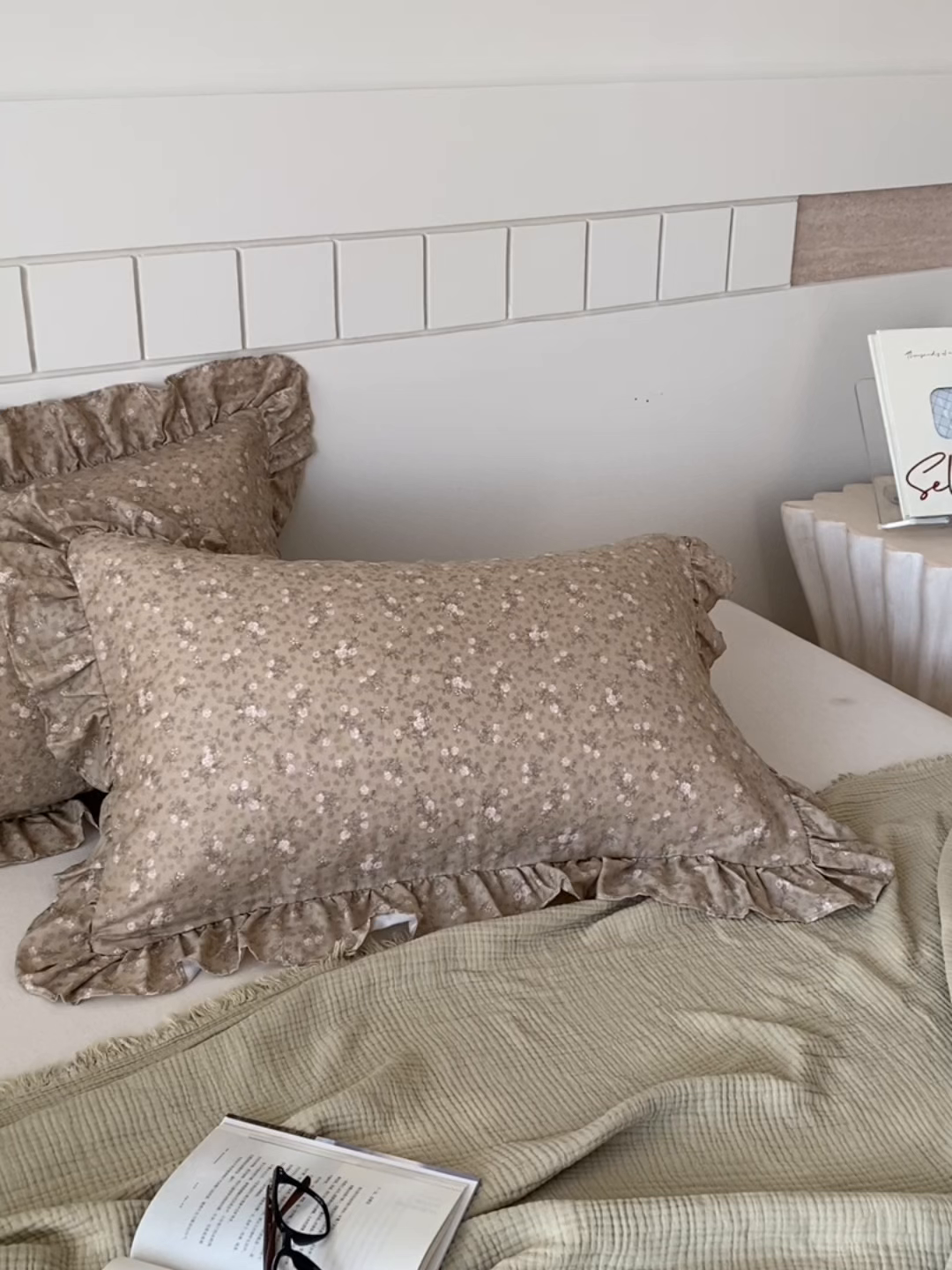 91家纺网 家纺一手货源 找家纺 百寐 2026全棉双层纱A类纯棉纱布花边加大50*80枕套48*74/40*60枕芯保护套 典雅茶韵