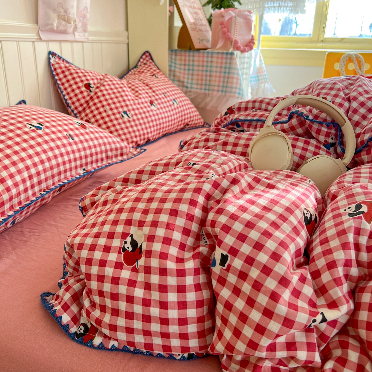 91家纺网 家纺一手货源 找家纺 金丝鸟家纺 2026新款全棉纯棉双层纱贝壳边款四件套 熊猫果果