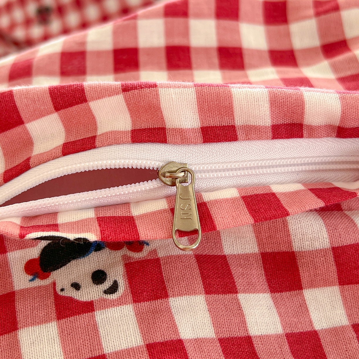 91家纺网 家纺一手货源 找家纺 金丝鸟家纺 2026新款全棉纯棉双层纱贝壳边款四件套 熊猫果果