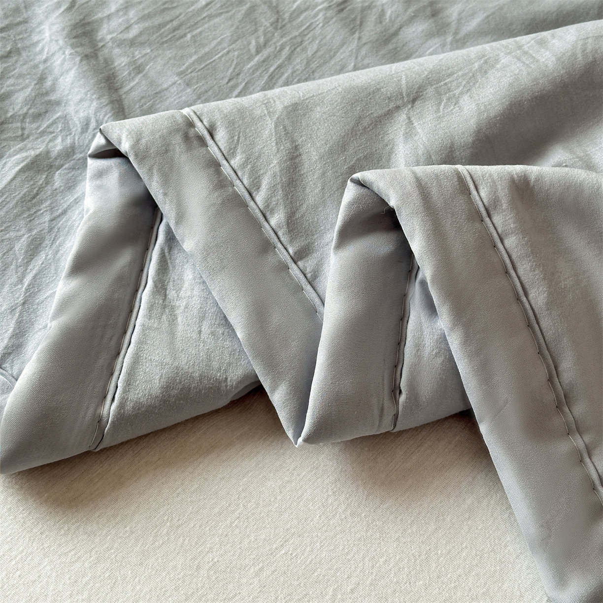 91家纺网 家纺一手货源 找家纺 伊凡 2026新款纯色夏凉被空调被子薄盖毯被 高雅灰