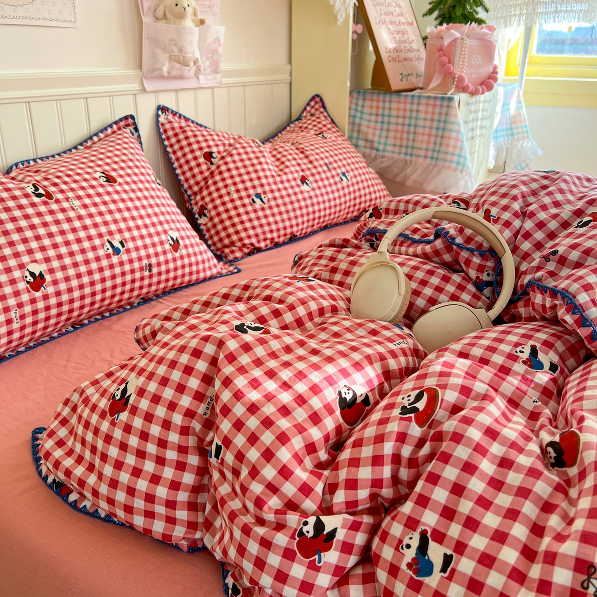 91家纺网 家纺一手货源 找家纺 金丝鸟家纺 2026新款全棉纯棉双层纱贝壳边款四件套 熊猫果果