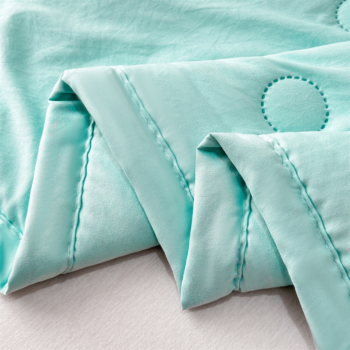 91家纺网 家纺一手货源 找家纺 伊凡 2026新款纯色夏凉被空调被子薄盖毯被 果绿色