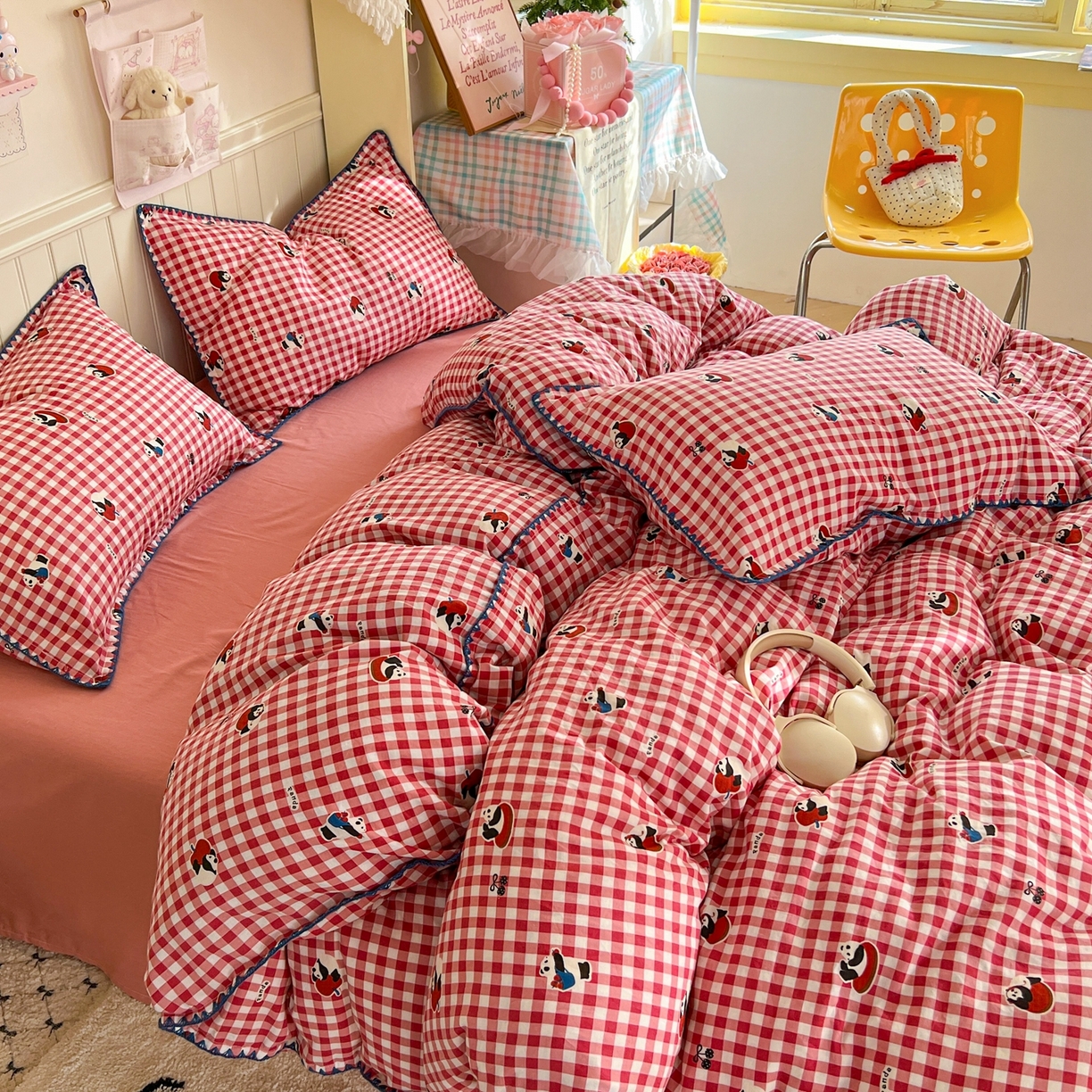 91家纺网 家纺一手货源 找家纺 金丝鸟家纺 2026新款全棉纯棉双层纱贝壳边款四件套 熊猫果果