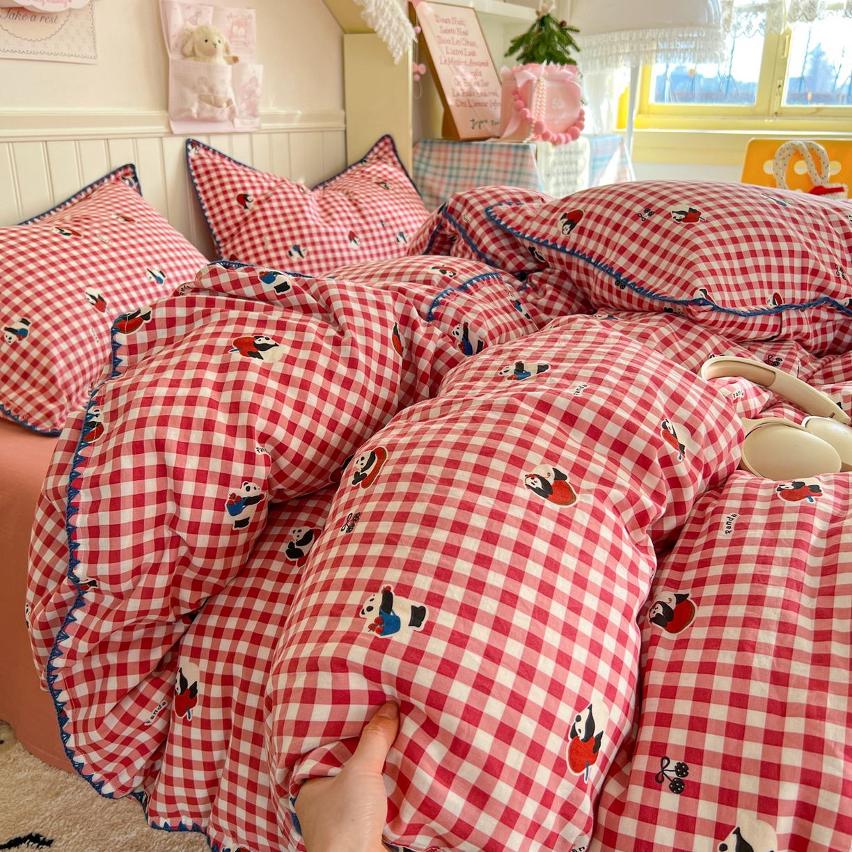 91家纺网 家纺一手货源 找家纺 金丝鸟家纺 2026新款全棉纯棉双层纱贝壳边款四件套 熊猫果果