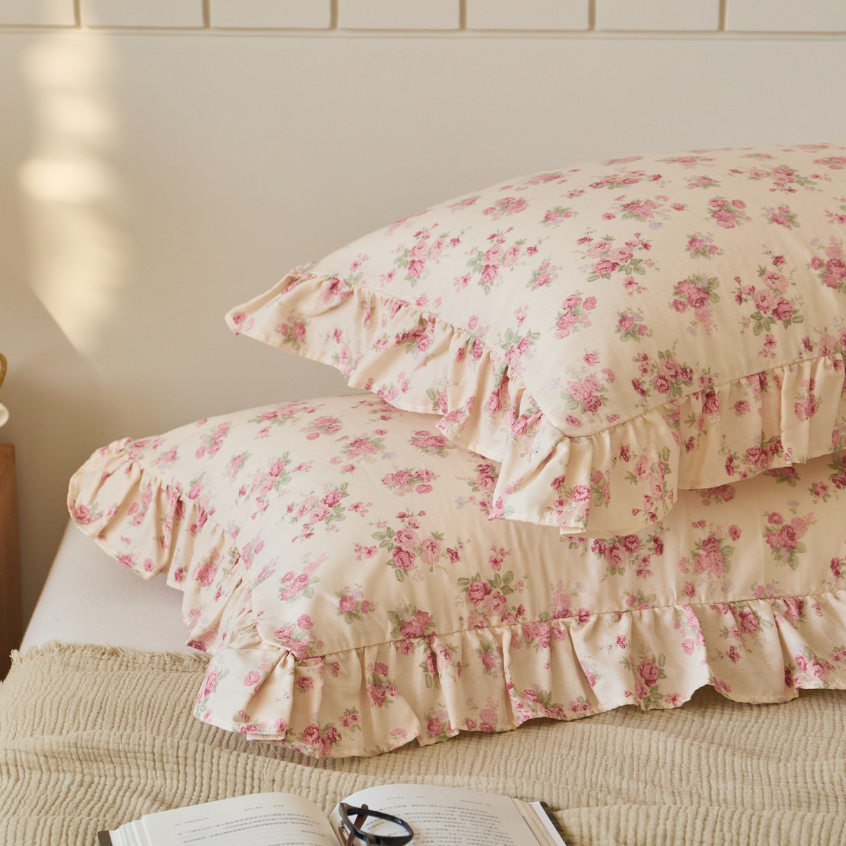 91家纺网 家纺一手货源 找家纺 百寐 2026全棉双层纱A类纯棉纱布花边加大50*80枕套48*74/40*60枕芯保护套 蔷薇之恋